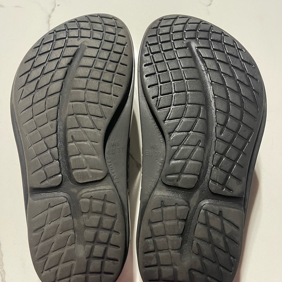 Oofos flip flops - Picture 3 of 4